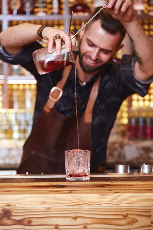 Barman Pawel Mikusek